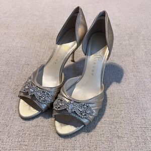 Ivanka Trump ITNANCI Gold Metallic Leather Rhinestone Bow Peep Toe Heels Size 6M